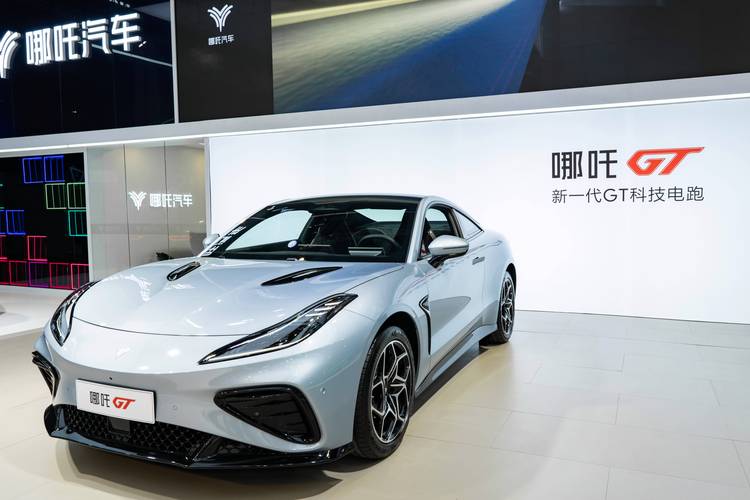 成都18哪吒汽车在智能汽车领域的表现，领途汽车在新能源汽车市场中的影响力